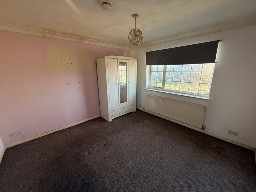 Lot: 144 - FOUR-BEDROOM TOWN HOUSE FOR REFURBISHMENT - Bedroom